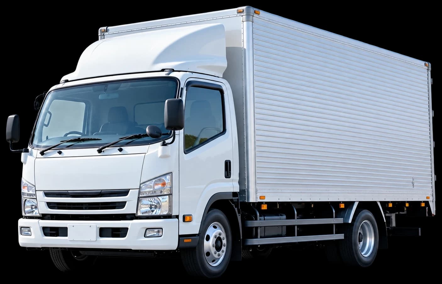道路を走る白いトラックのイメージ